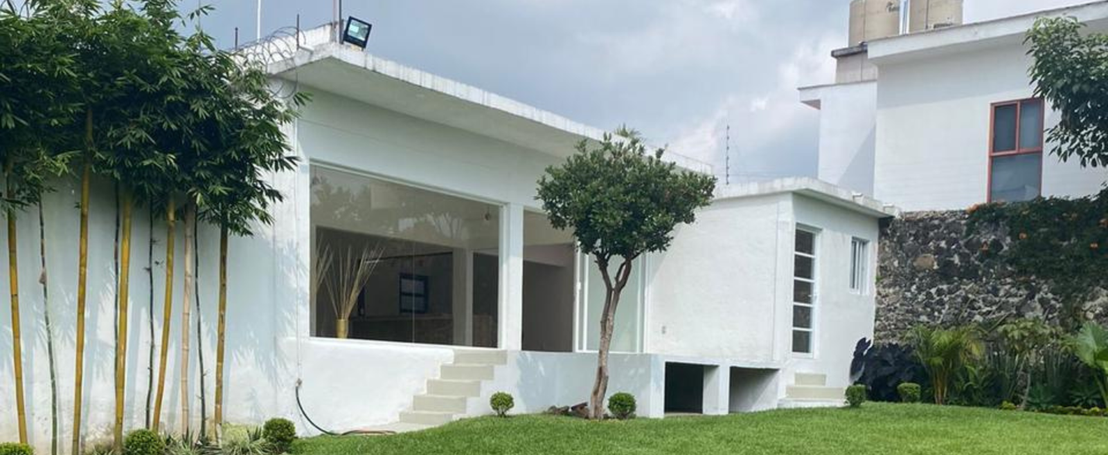 Casa en Cuernavaca — Fachada principal con amplio jardín