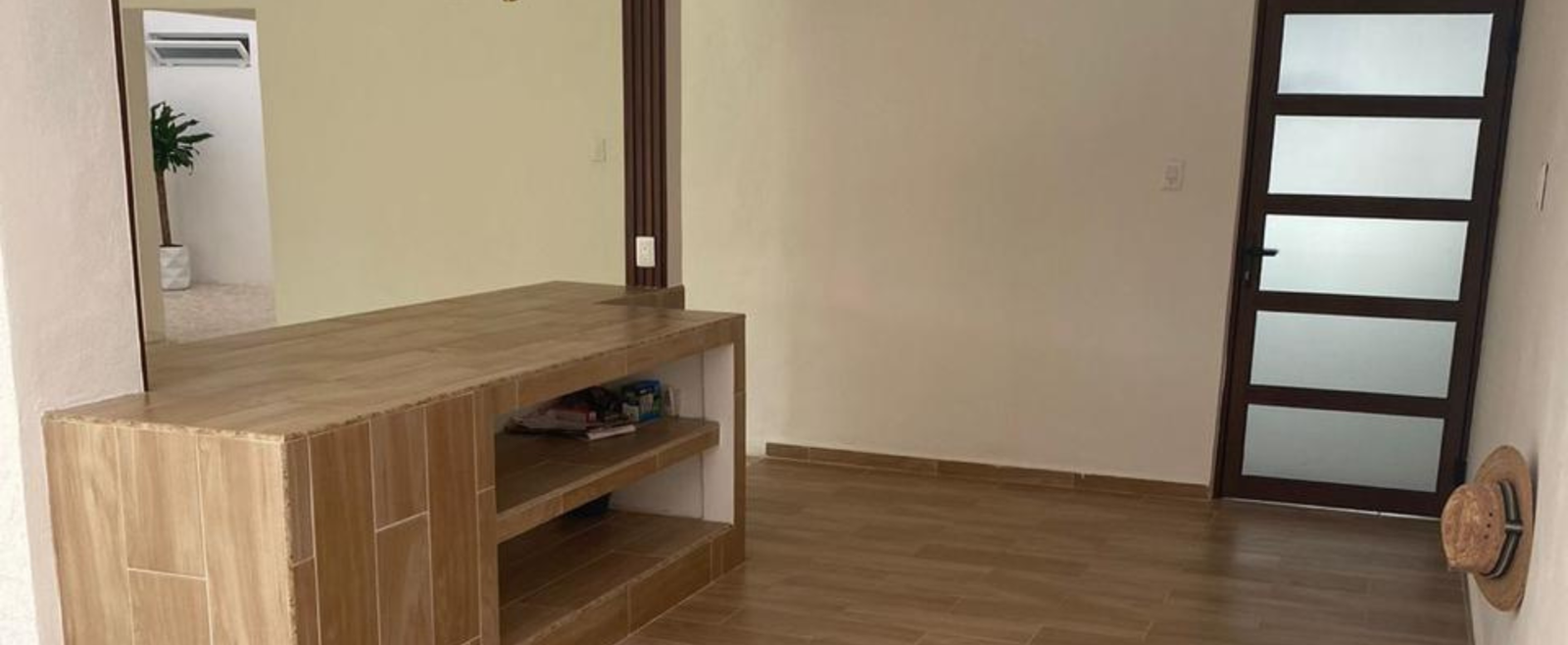 Casa en Cuernavaca — Área interior con clóset y piso de madera