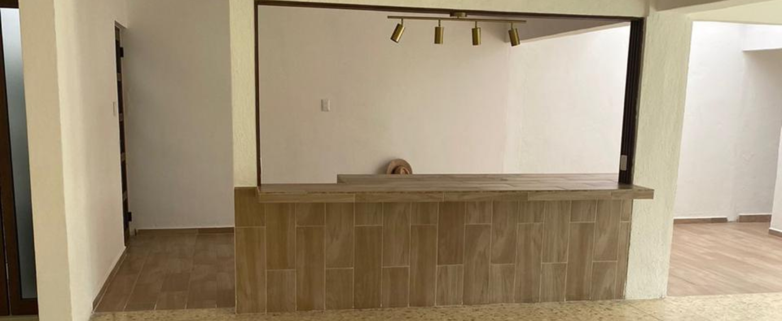 Casa en Cuernavaca — Cocina y barra con acabados modernos