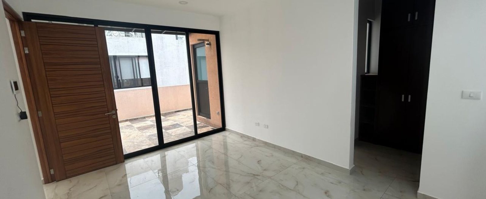 Residencia Aura – cocina integral moderna con acabados premium en mármol y madera