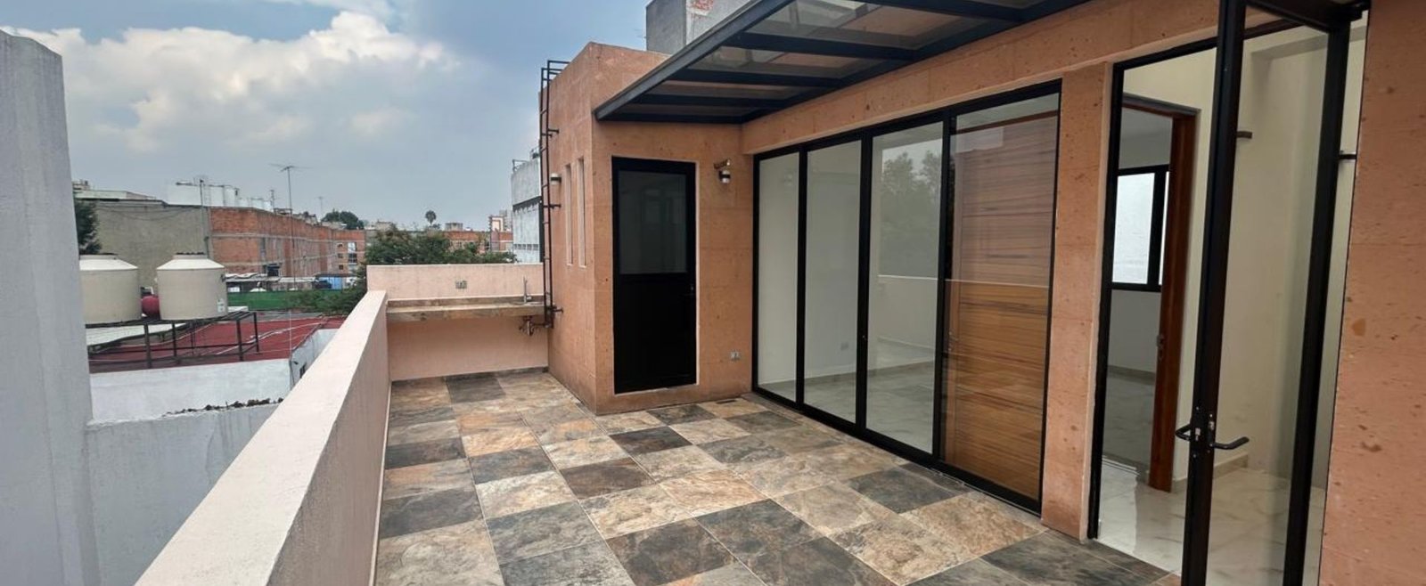 Residencia Aura – escaleras y ventanales de doble altura con luz natural