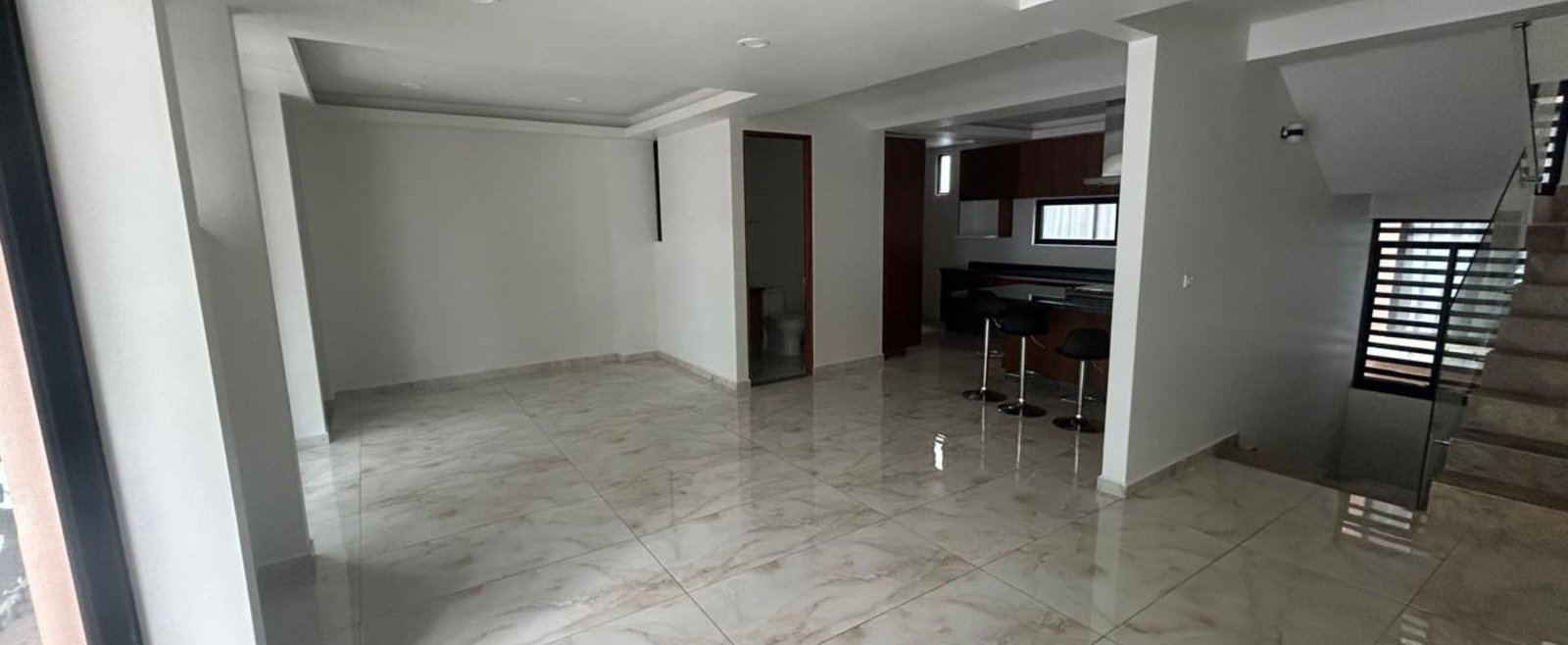 Residencia Terra — Fachada principal con acceso exterior