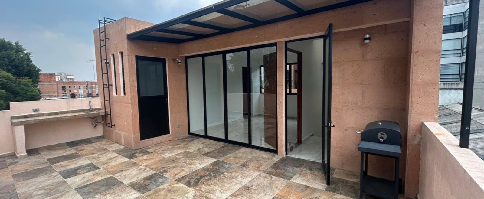 Residencia Terra — Terraza y balcones con vista abierta