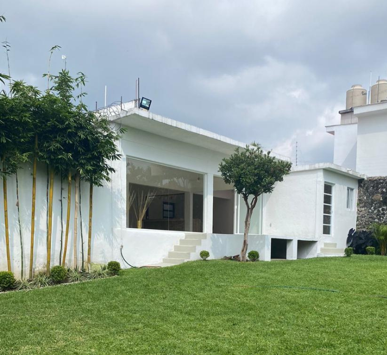 Casa en Cuernavaca con jardín y alberca