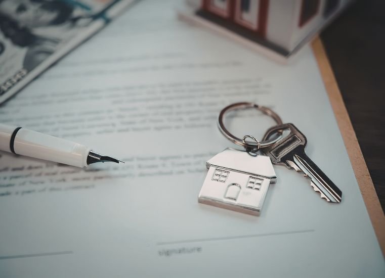 Revisión de contratos inmobiliarios y negociación de condiciones